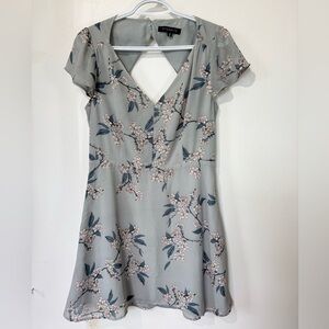 🎉4/30$🎉 Dynamite Grey Floral Dress - Size Medium
